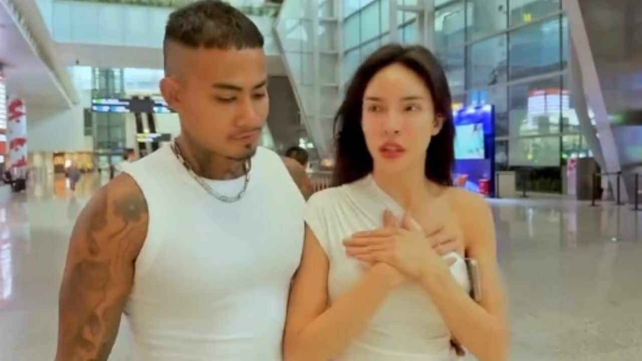 Chinese airport officers insult Thai YouTuber