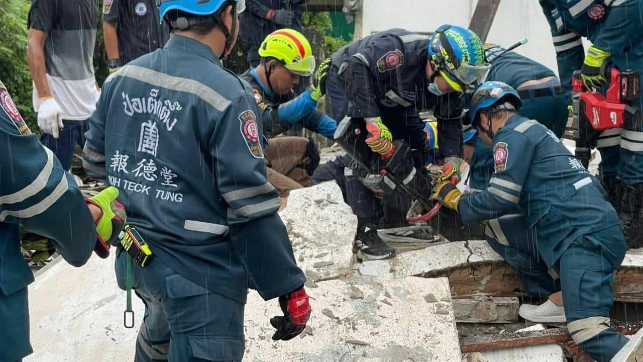House collapses over 4 construction workers during demolition