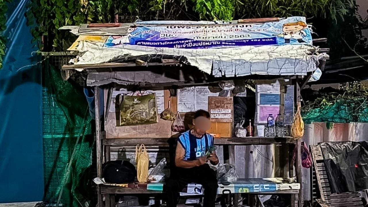 Old Thai father becomes homeless after being kicked out by son