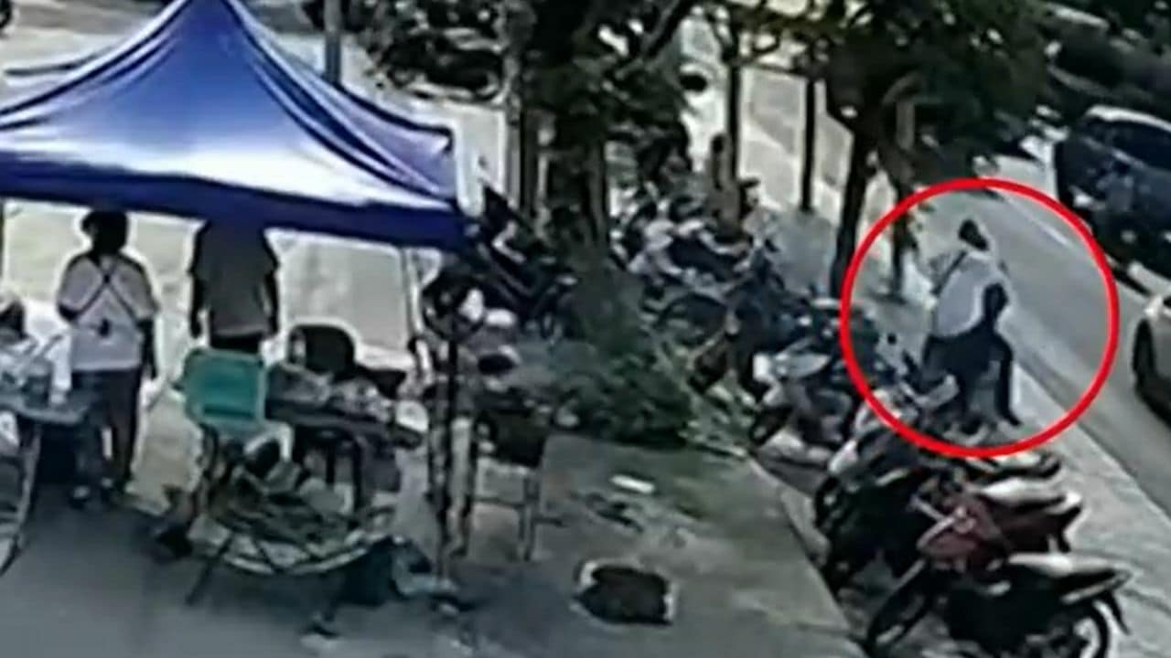 Thai man jumps on moving pickup to stop alleged car scammer | News by Thaiger