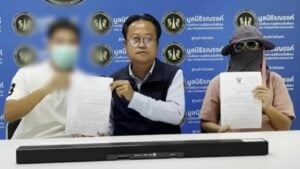 Thai man jumps on moving pickup to stop alleged car scammer