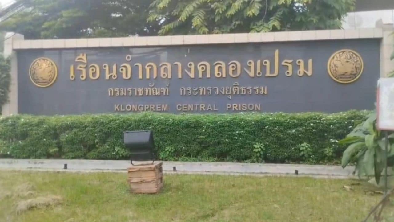 Prison guards attacked by inmate