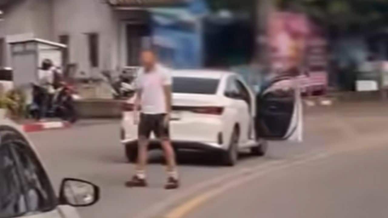 Angry foreigner slaps Thai taxi