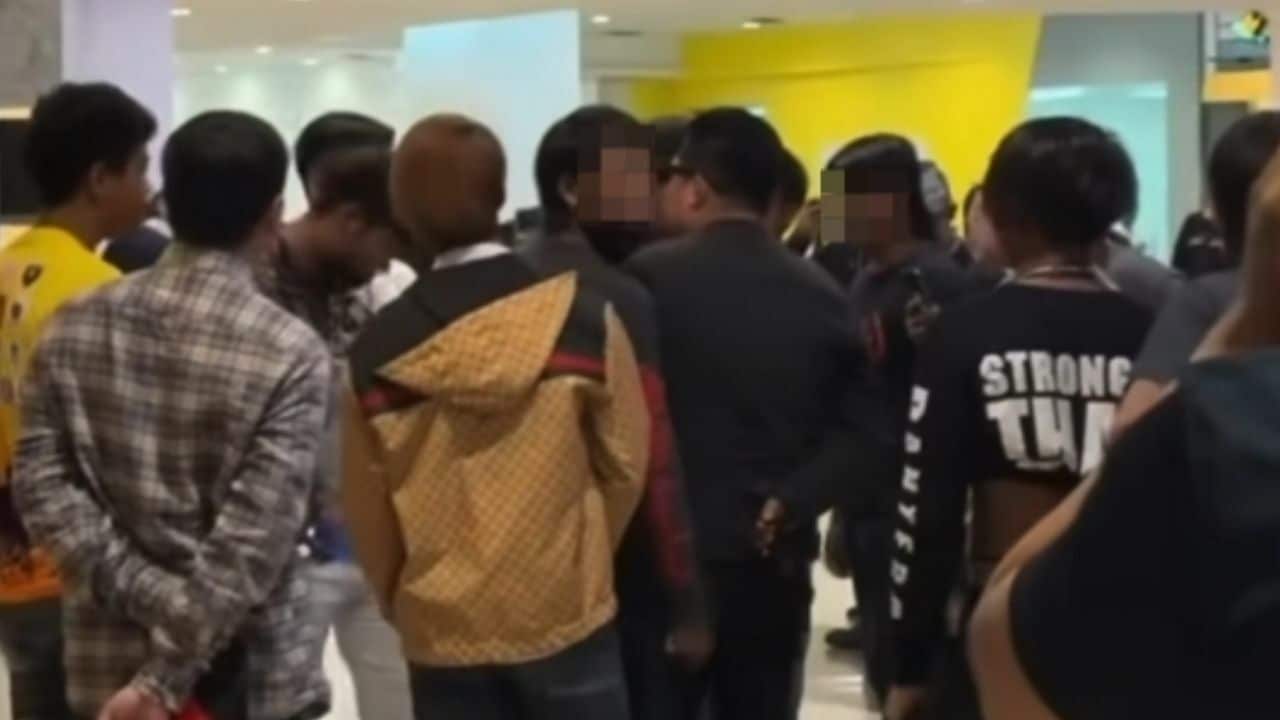 Migrants attacked in shopping mall
