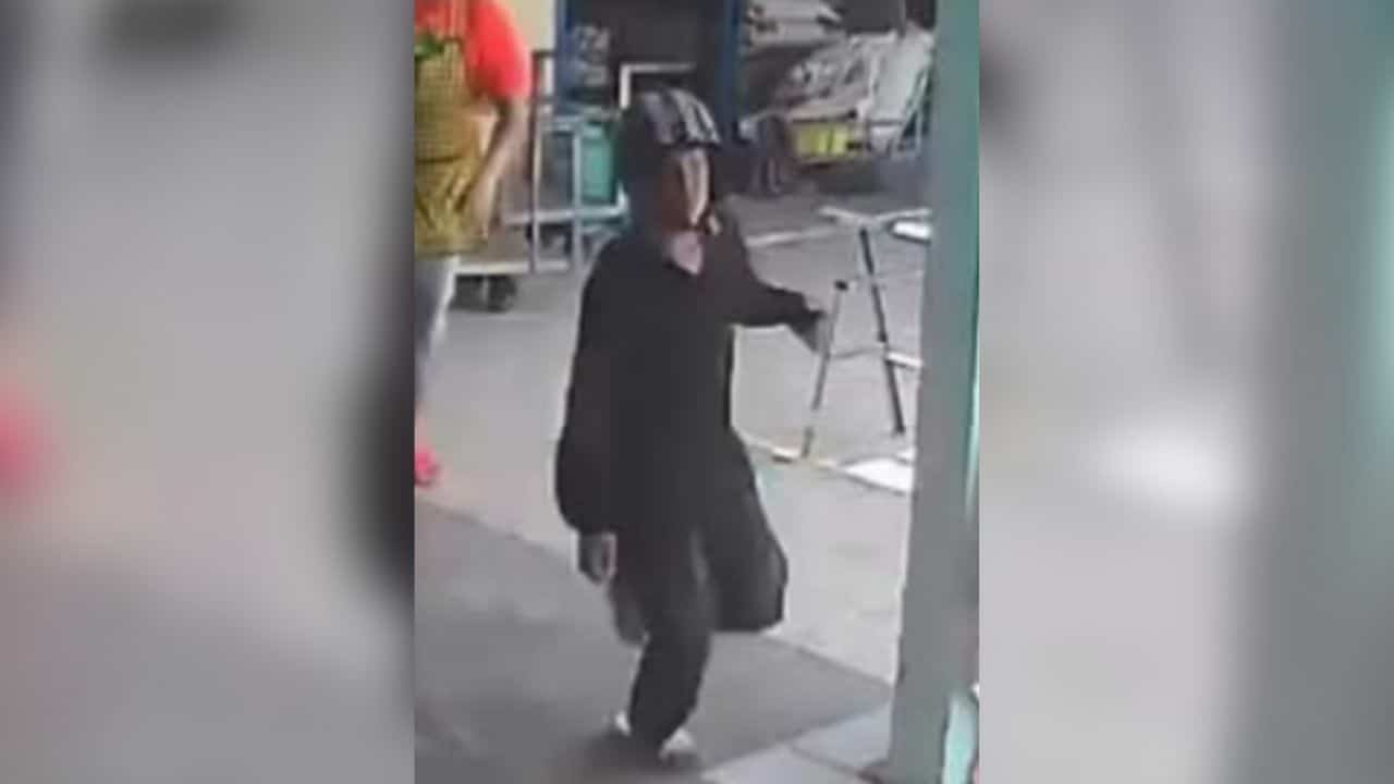 Thai man escapeds after stabbing ex-girlfriend
