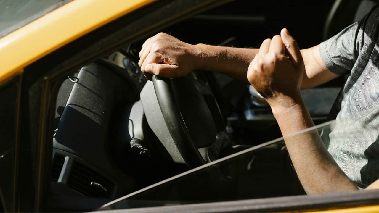 Raid hailing app driver