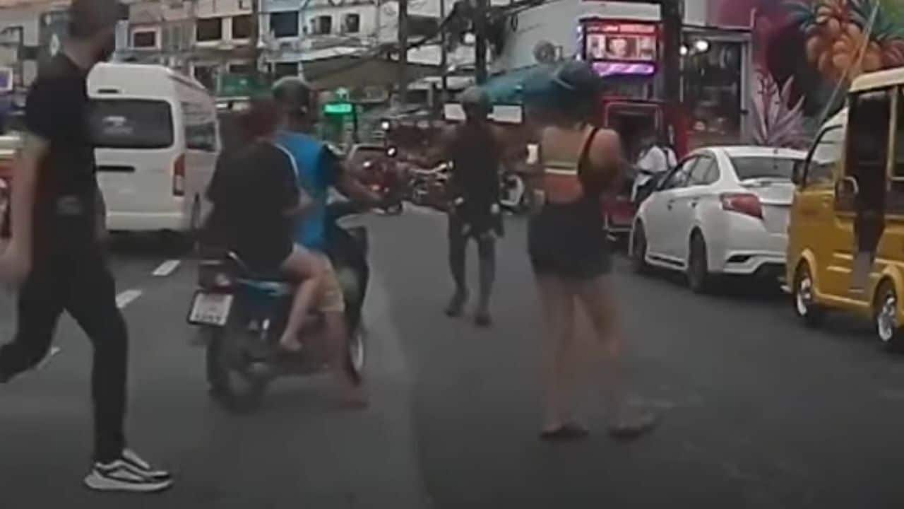 Foreign couple drops cash on road and lost it to Phuket taxi rider