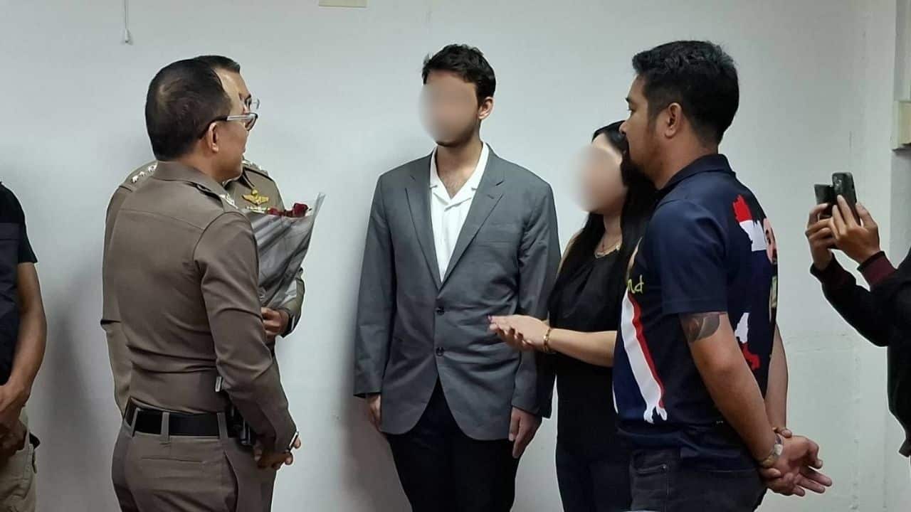 Police officers issue apology to stalking victim