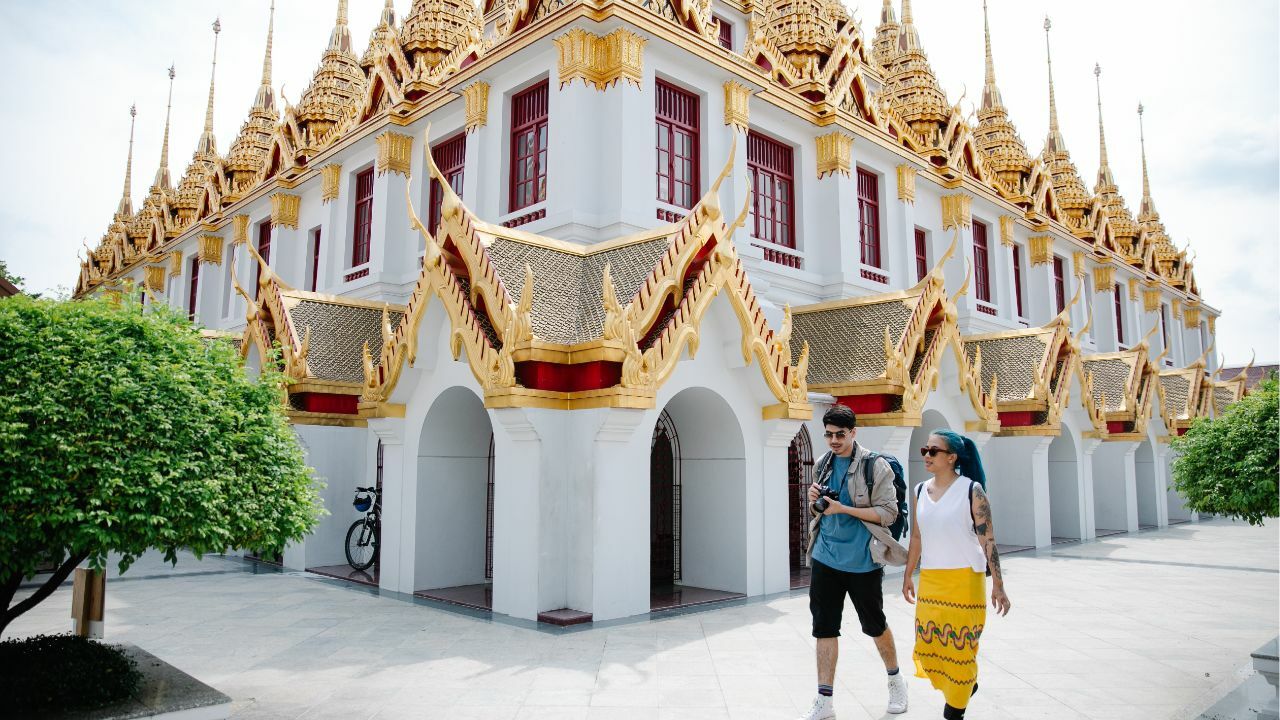 A couple passing by Wat Benchamabophit
