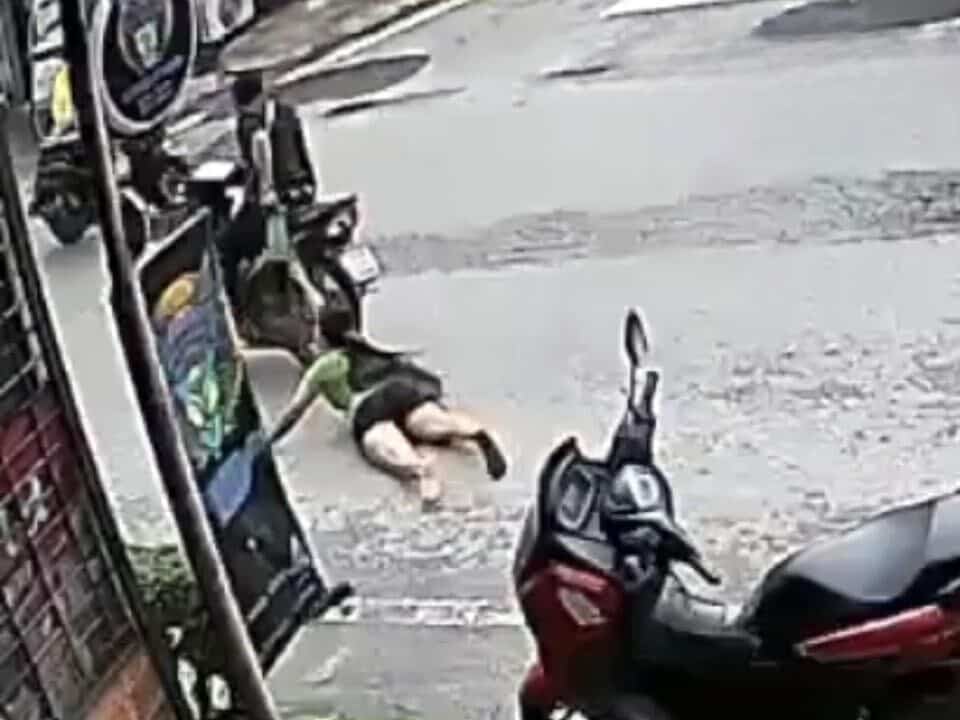 Sattahip woman dragged on road in brazen bag snatch (video) | News by Thaiger