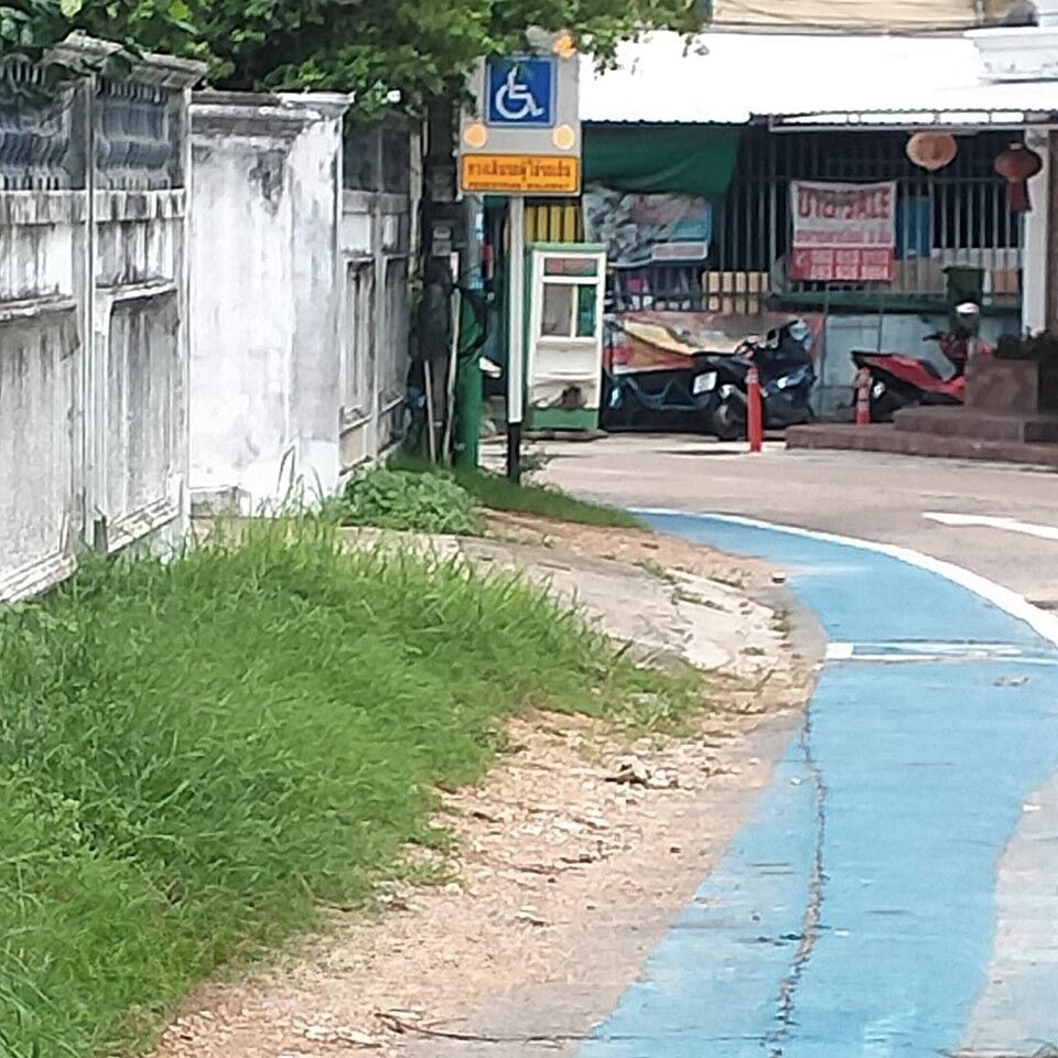 Pattaya cracks down on cars blocking wheelchair paths | News by Thaiger