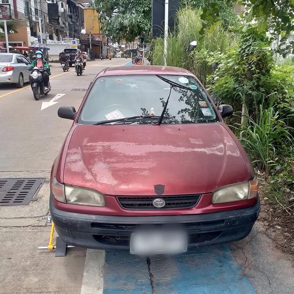 Pattaya cracks down on cars blocking wheelchair paths | News by Thaiger