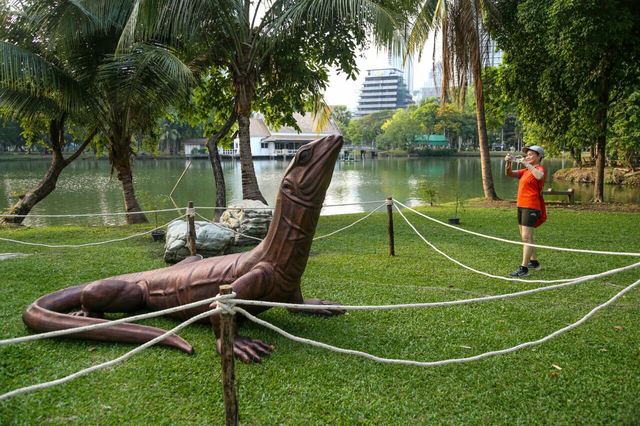 Giant monitor lizard statue draws crowds to Bangkok park | News by Thaiger