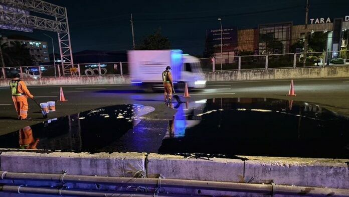 Overturned truck causes crude oil spill on Bangkok road | News by Thaiger