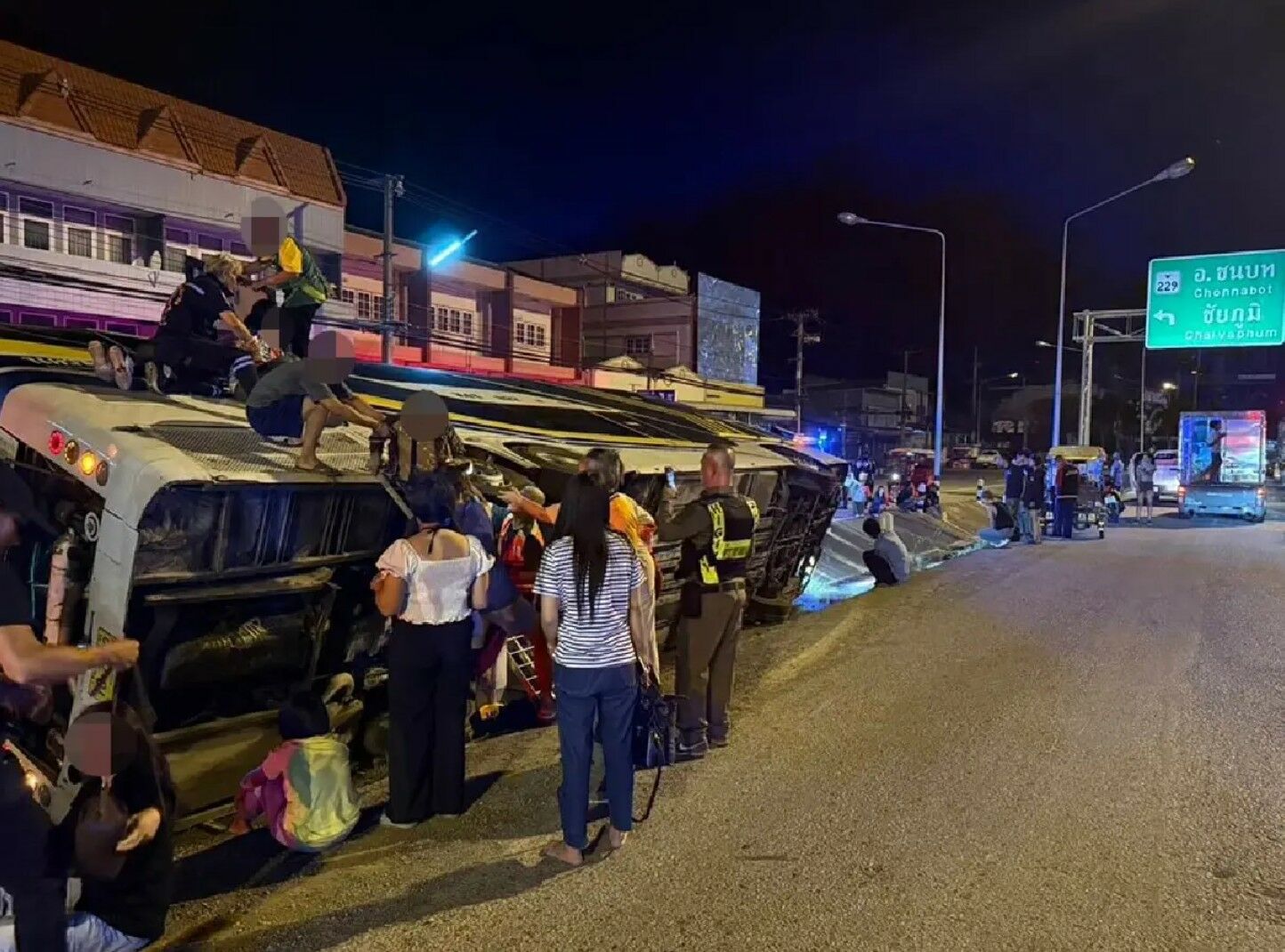 Tour bus flips in northeast Thailand, 36 injured in midnight crash | News by Thaiger
