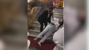 Prawit takes a tumble at Bangkok’s Wat Pho (video)