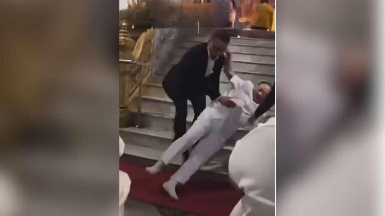 Prawit takes a tumble at Bangkok’s Wat Pho (video)