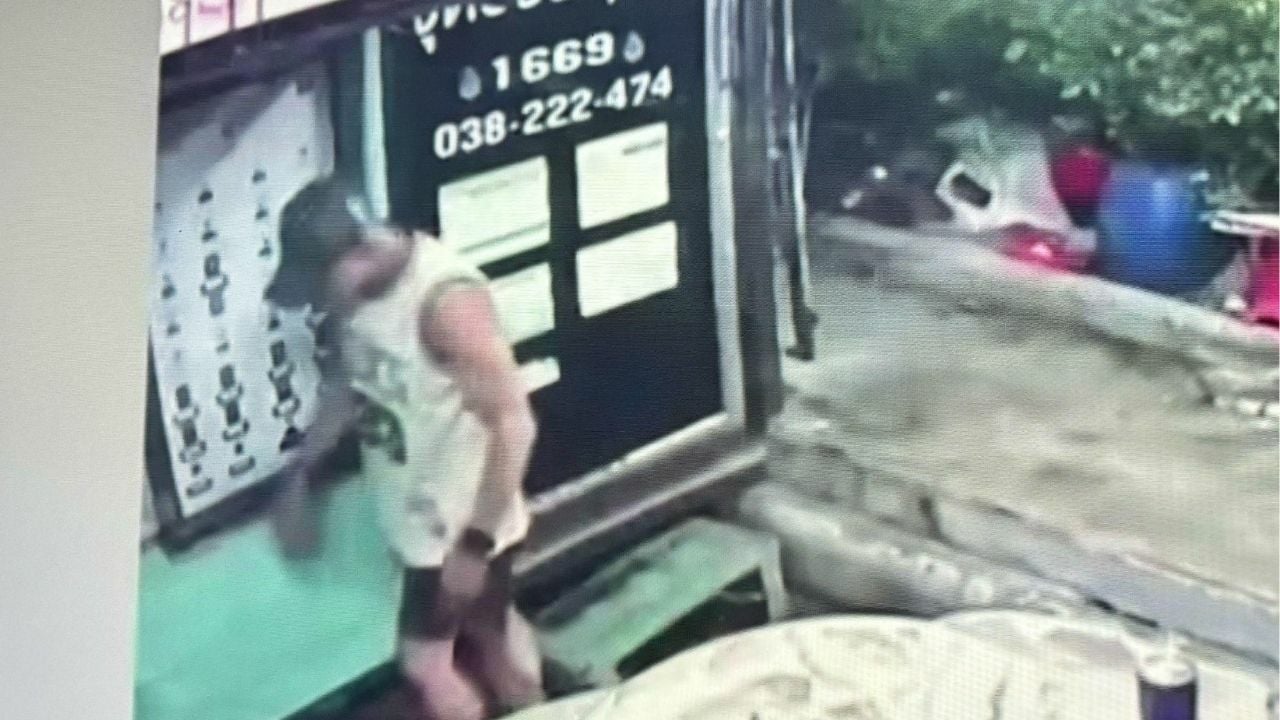 Aussie drunk smashes rescue booth in Pattaya, caught on CCTV
