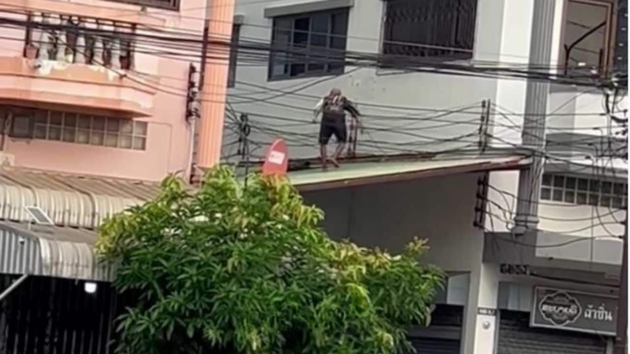‘Spider-Man’ thieves caught after rooftop escape in Sakon Nakhon