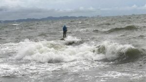 Fisherman rescued from Chon Buri rock after ignoring warnings