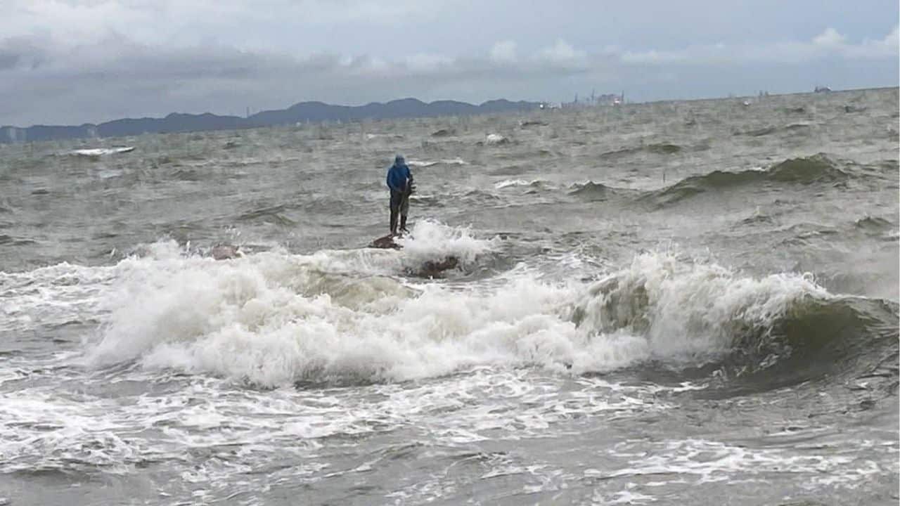 Fisherman rescued from Chon Buri rock after ignoring warnings