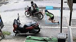Sattahip woman dragged on road in brazen bag snatch (video)