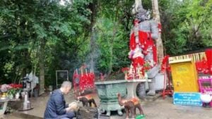Phayao’s Thao Wessuwan statue draws lottery hopefuls