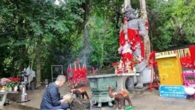 Phayao’s Thao Wessuwan statue draws lottery hopefuls