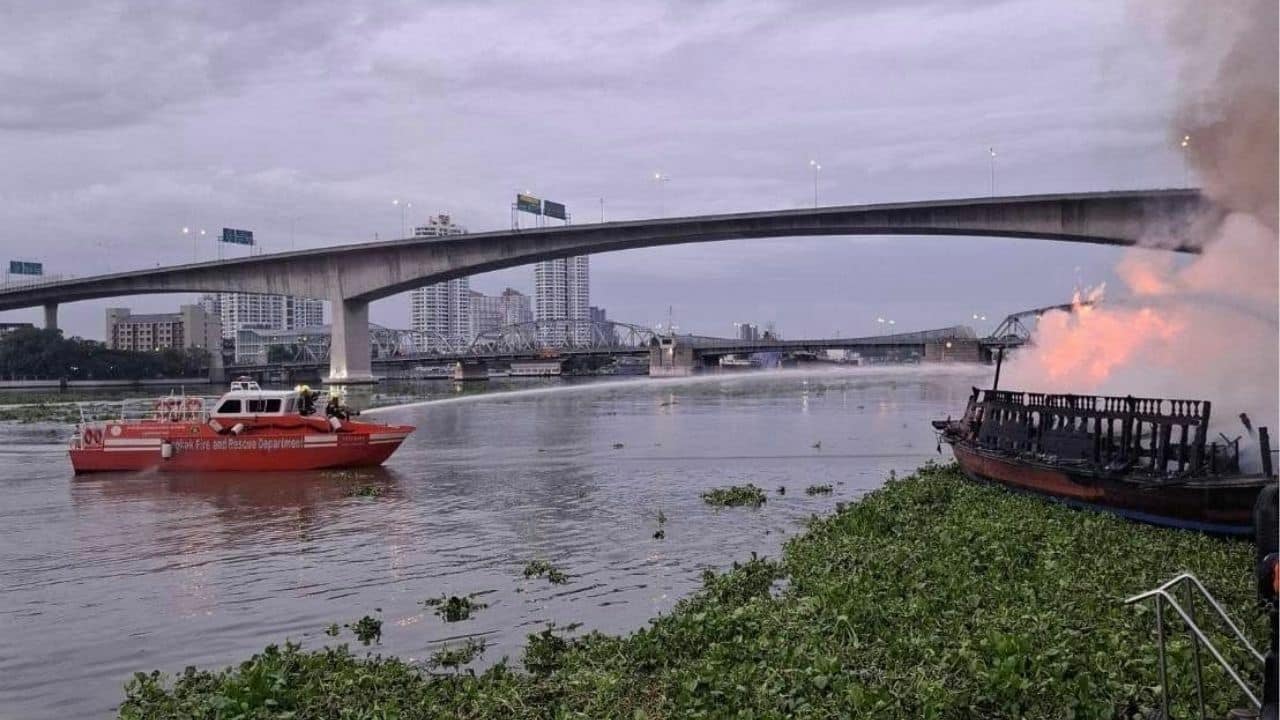 Blaze at Bangkok luxury resort pier torches two boats (video)