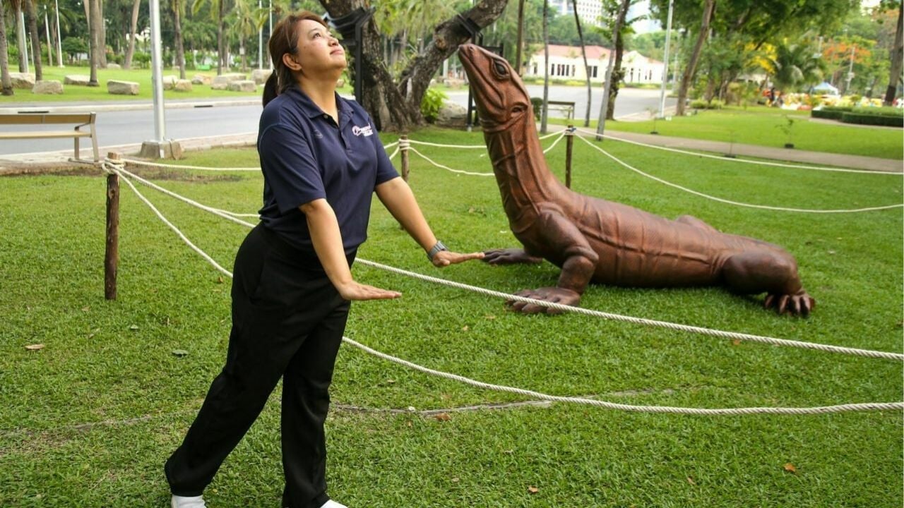 Giant monitor lizard statue draws crowds to Bangkok park