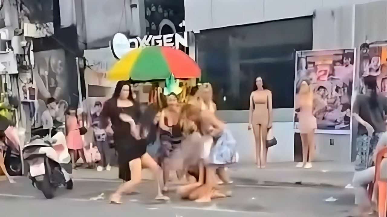 Patong brawl: Ladyboys wreak havoc again on Soi Bangla (video)
