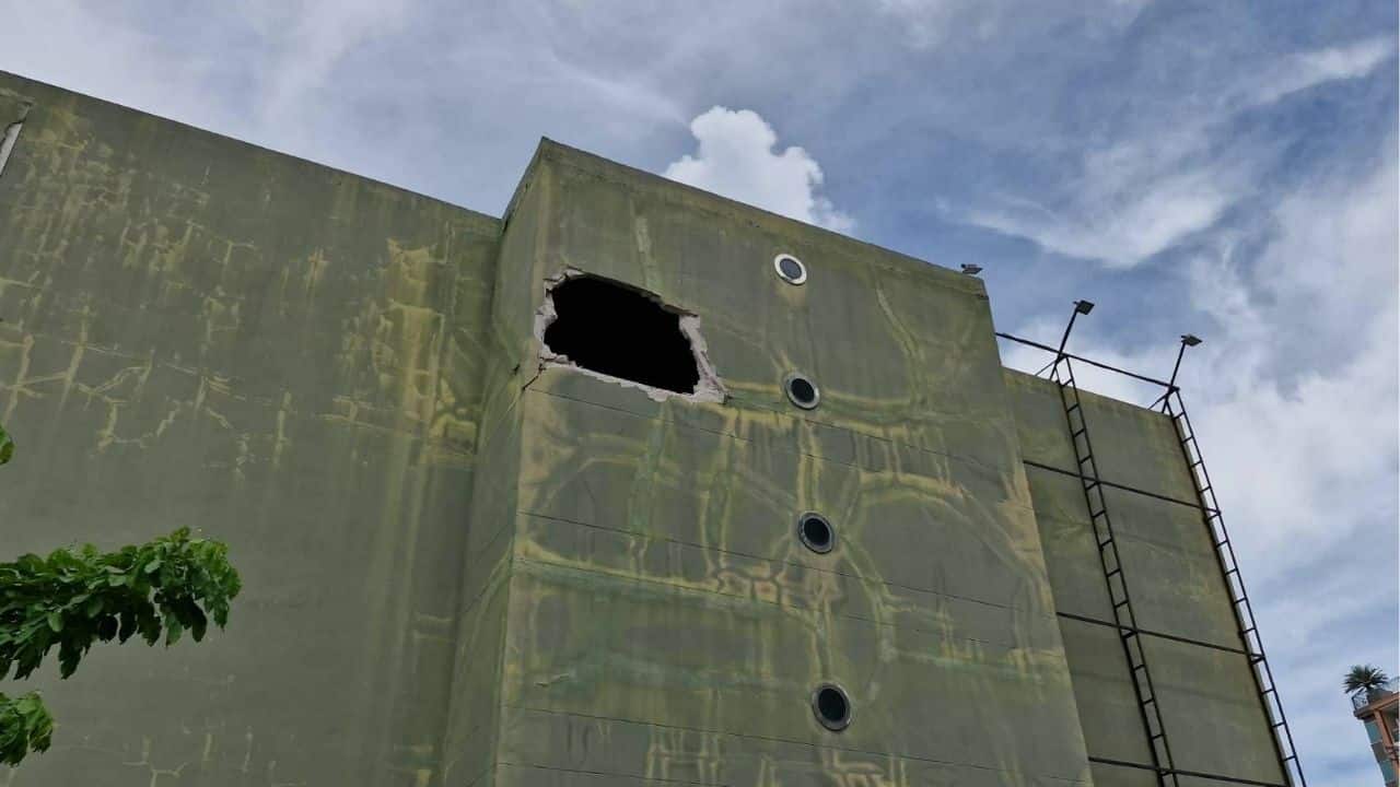 Robot smashes hole in Pattaya car park wall