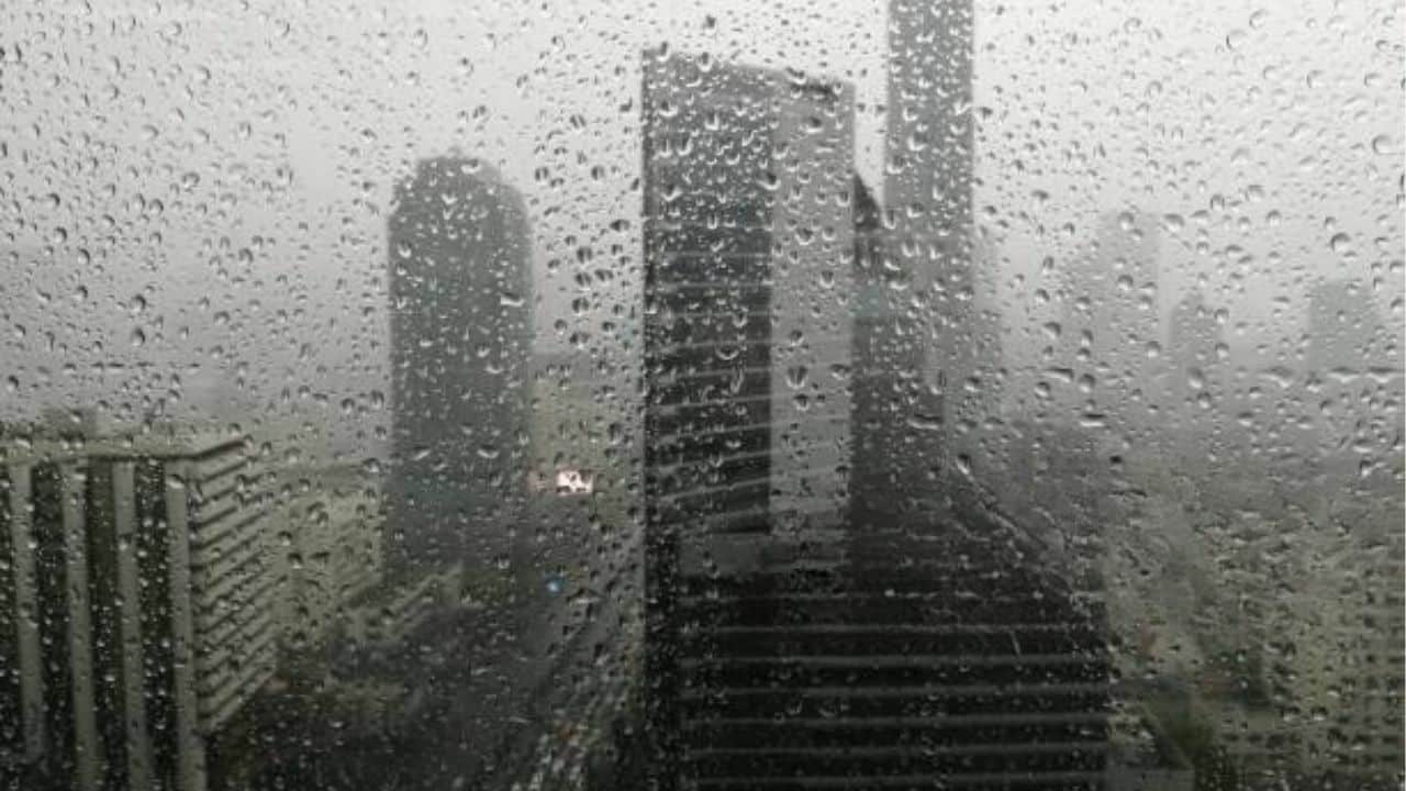 Heavy rain lashes 43 provinces, Bangkok braces for floods