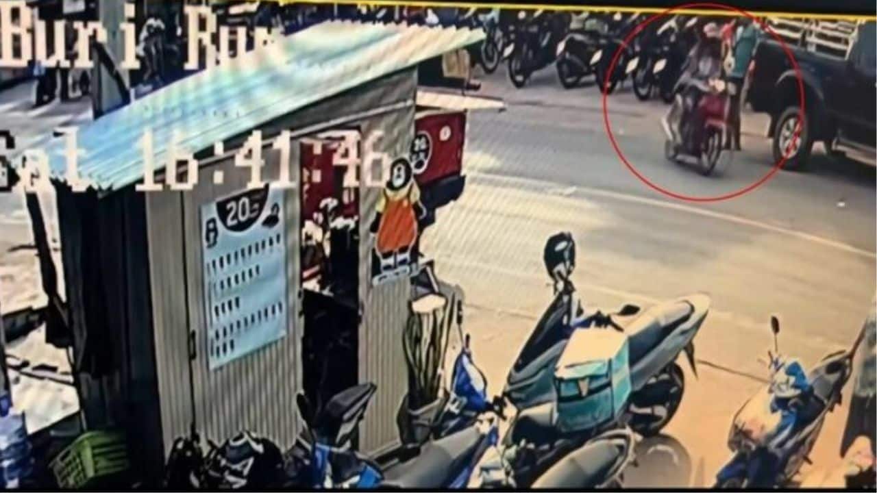 Buriram man caught stealing motorcycle with pickup truck