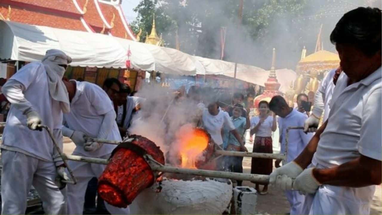 Residents seek lucky incense numbers at Phetchabun ceremony