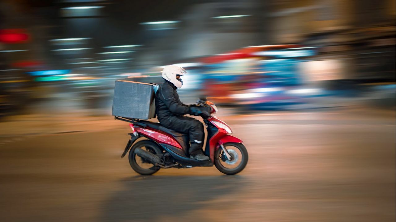 Female delivery rider harassed by fake air force officer in Bangkok
