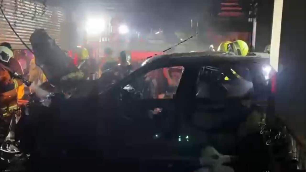 Mysterious blaze engulfs BMW X3 in Chon Buri home