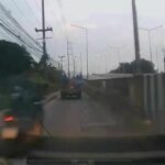 Motorcyclist causes chaos in Pathum Thani, damages vehicles | Thaiger