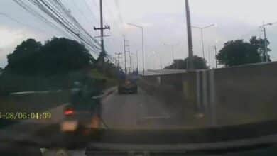 Motorcyclist causes chaos in Pathum Thani, damages vehicles