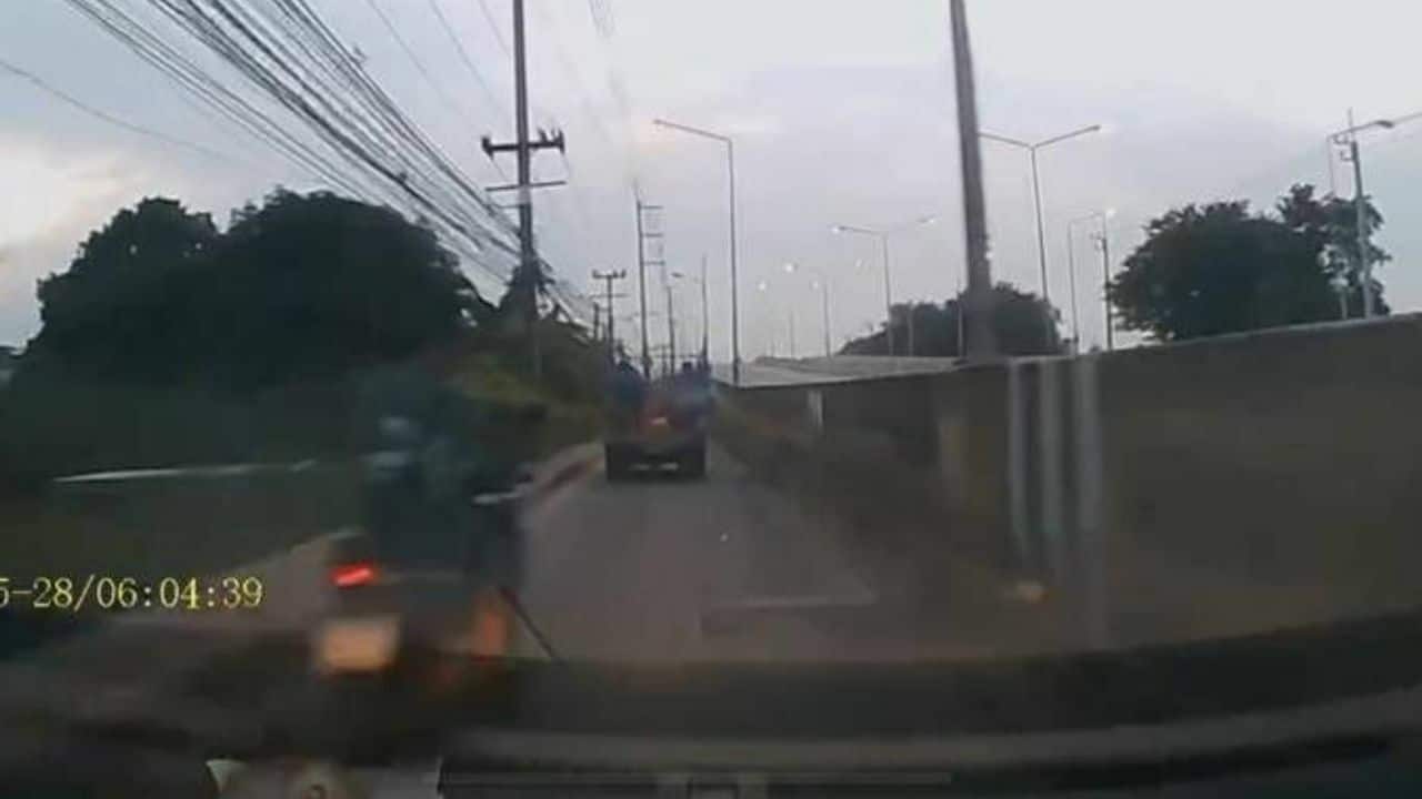 Motorcyclist causes chaos in Pathum Thani, damages vehicles