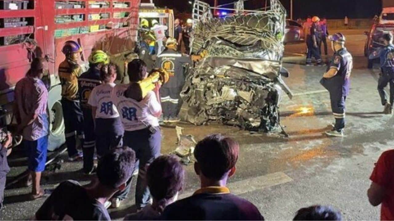 Pickup truck driver killed in collision with truck on Phetkasem Road