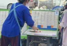 Chiang Mai locals rush to buy lottery tickets before draw