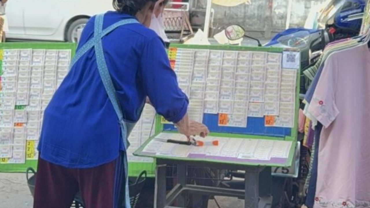 Chiang Mai locals rush to buy lottery tickets before draw