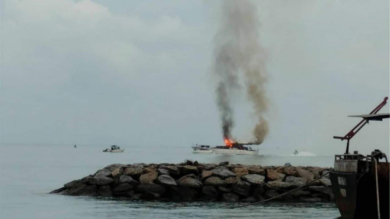 Fire erupts on yacht off Na Jomtien coast, no casualties reported