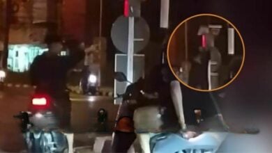 Phuket red mist: Daft foreign tourist climbs traffic light to go green