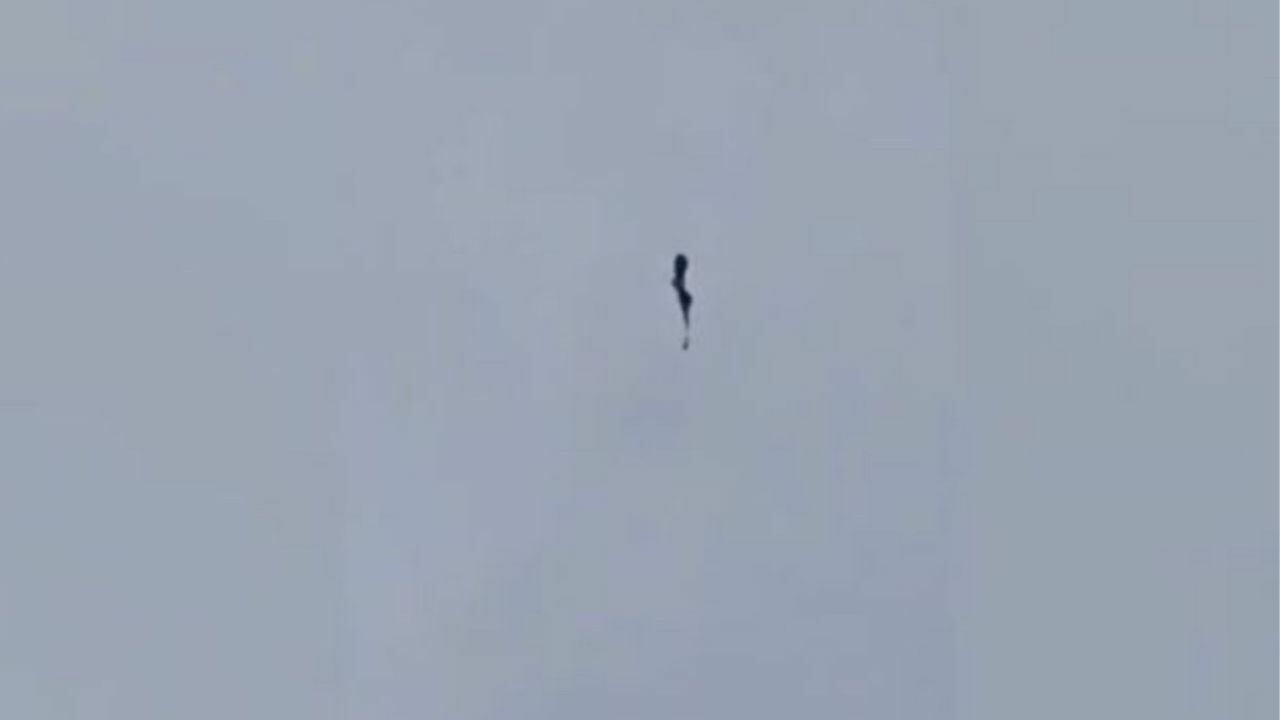Thai paratrooper cheats death as parachute fails mid-air (video)