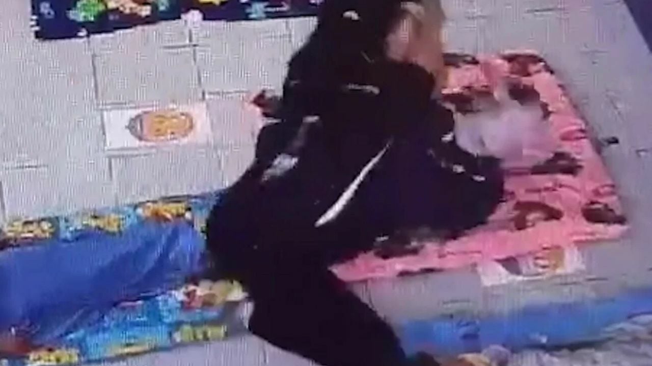Outrage as daycare teacher caught forcing toddler’s head in Chachoengsao (video)