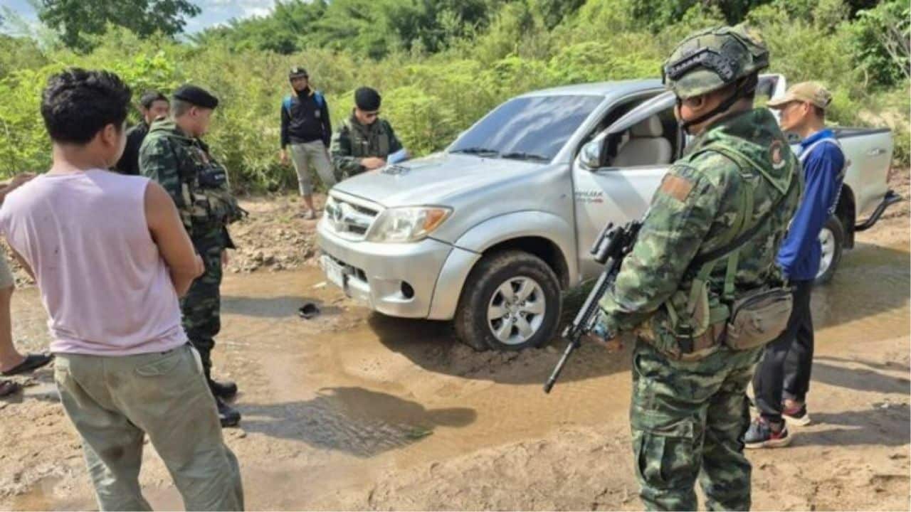 Troops foil vehicle smuggling at Tak province border