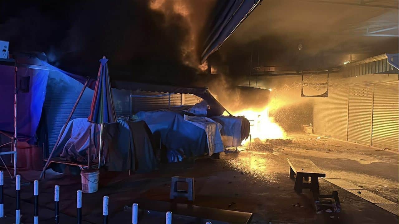 Fire at Rong Kluea Market damages warehouse and shops