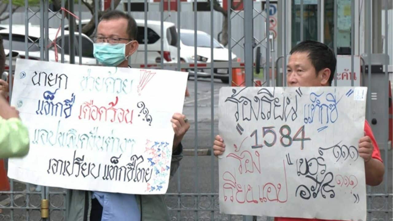 Grab wars: Bangkok taxi drivers threaten airport chaos | News by Thaiger